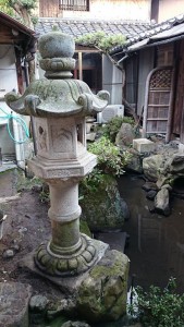 灯籠の据え直し