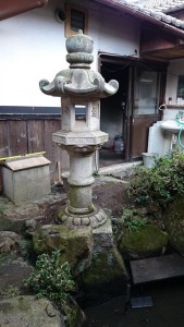 灯籠の据え直し