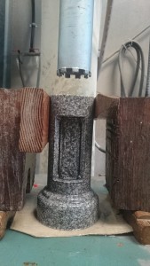 墓用傘付きローソク立ての小タタキ仕上げ