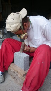 墓用傘付きローソク立ての小タタキ仕上げ