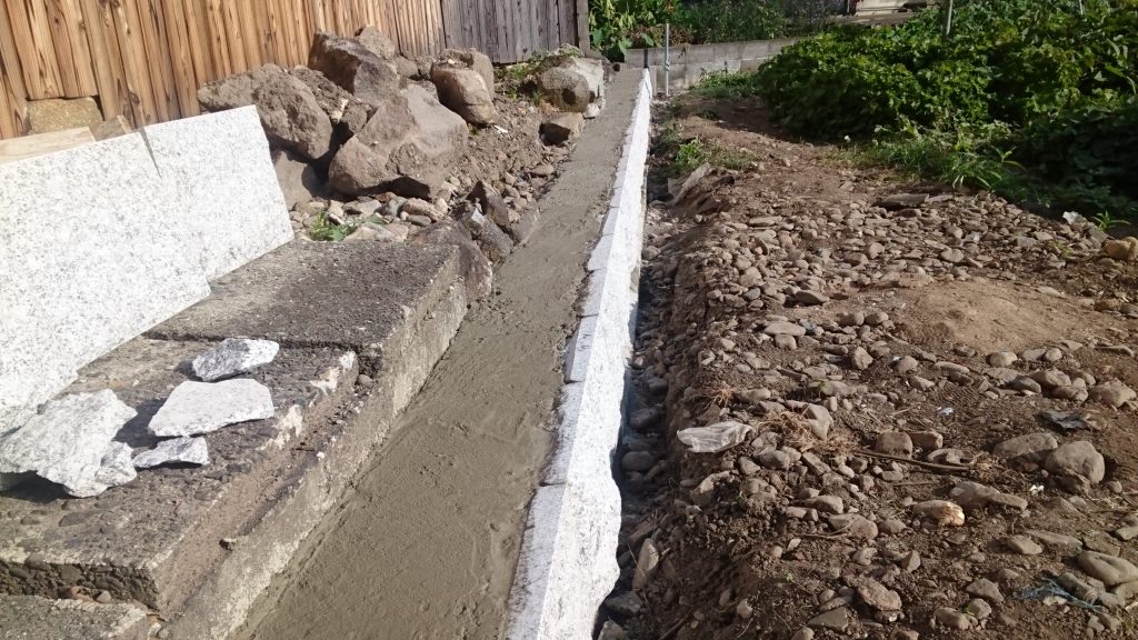 「こんな仕事もします！間地石積み！！ 積んでいきまっせ～ 2！！ 」