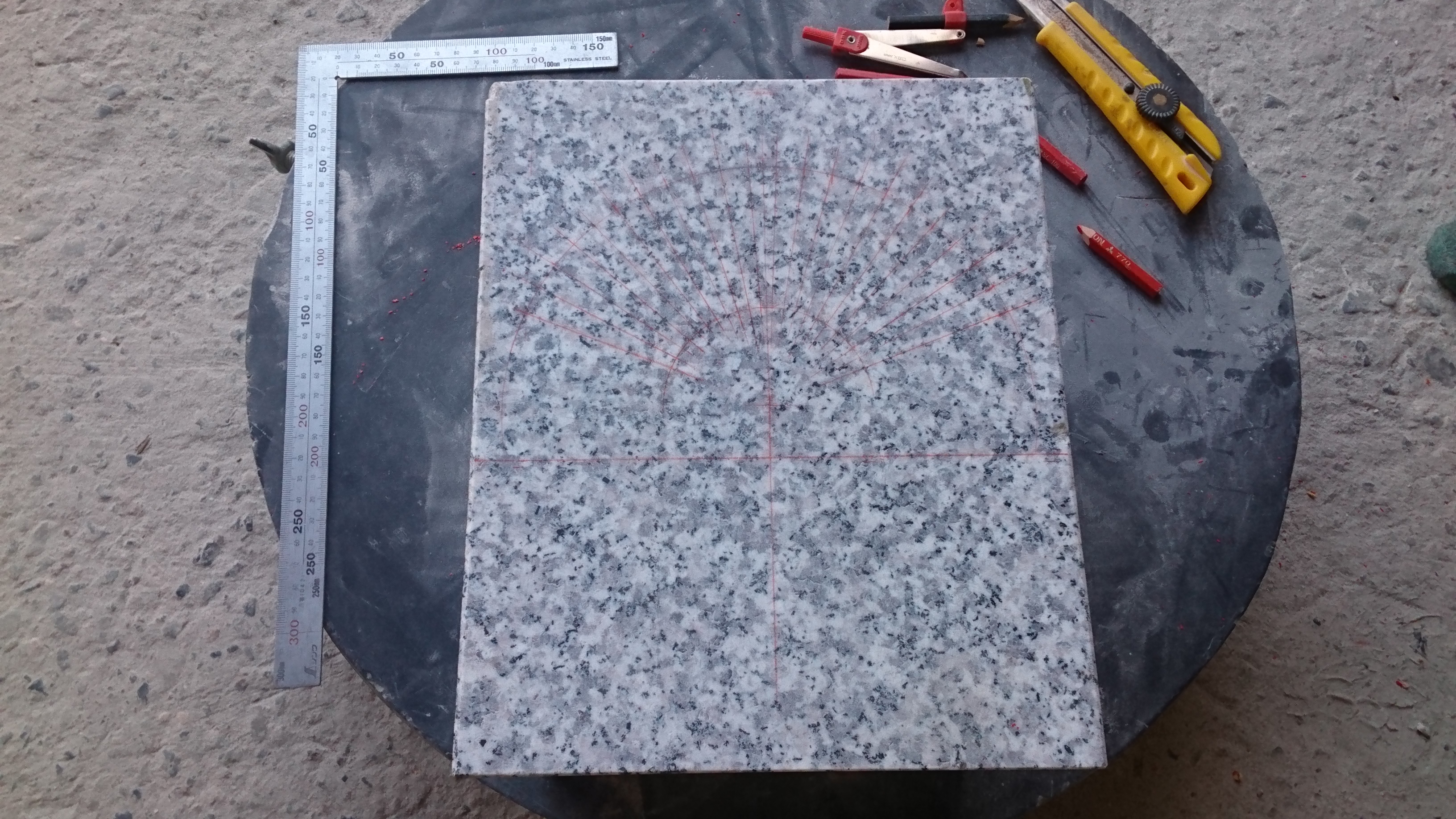 「ごきげんさんやなぁ～！」大工さんのムチャ振り石彫刻