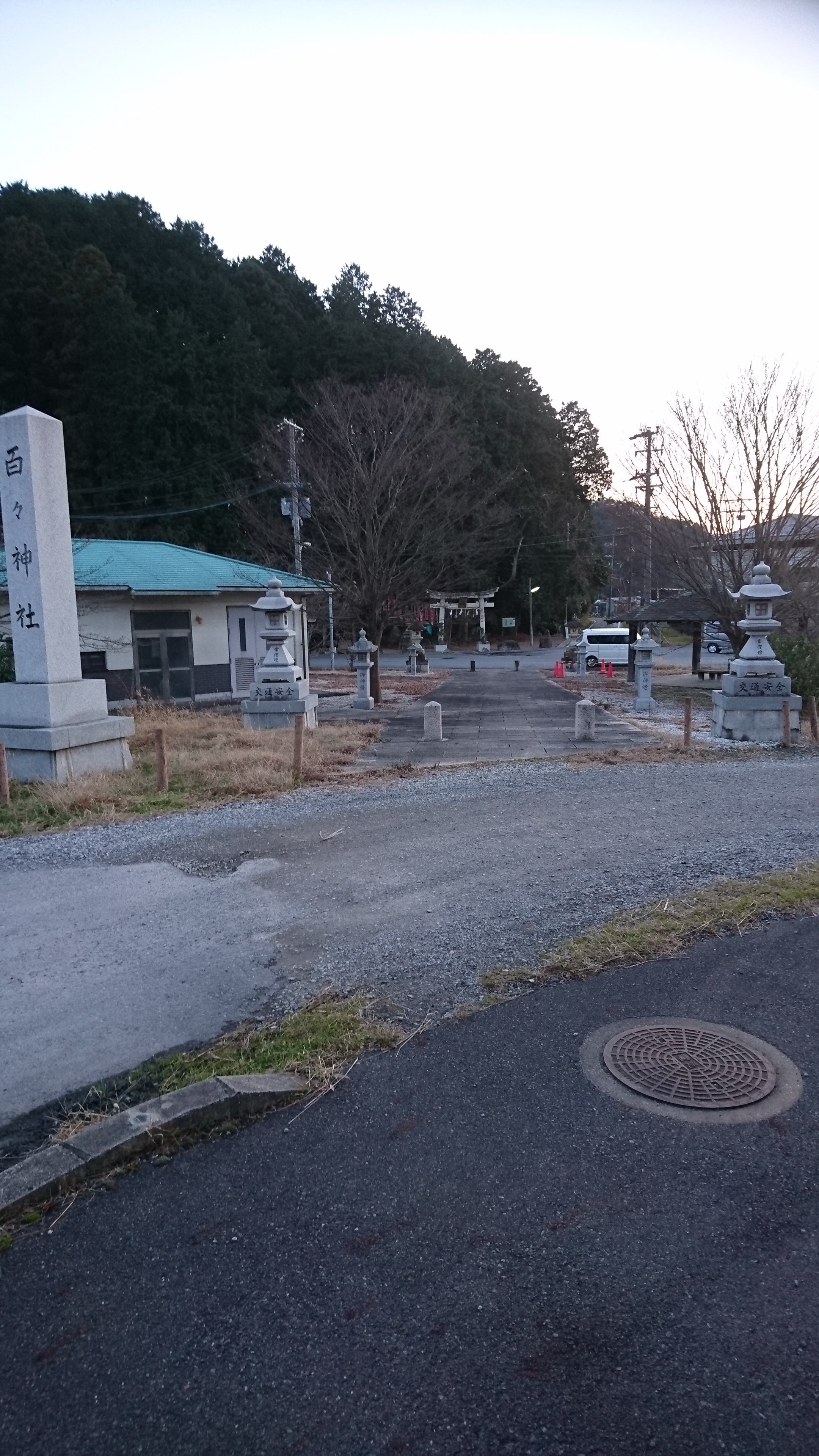 「今年最後の仕事！？　近江八幡市北津田町　百々神社の灯籠　据え付け編！！」