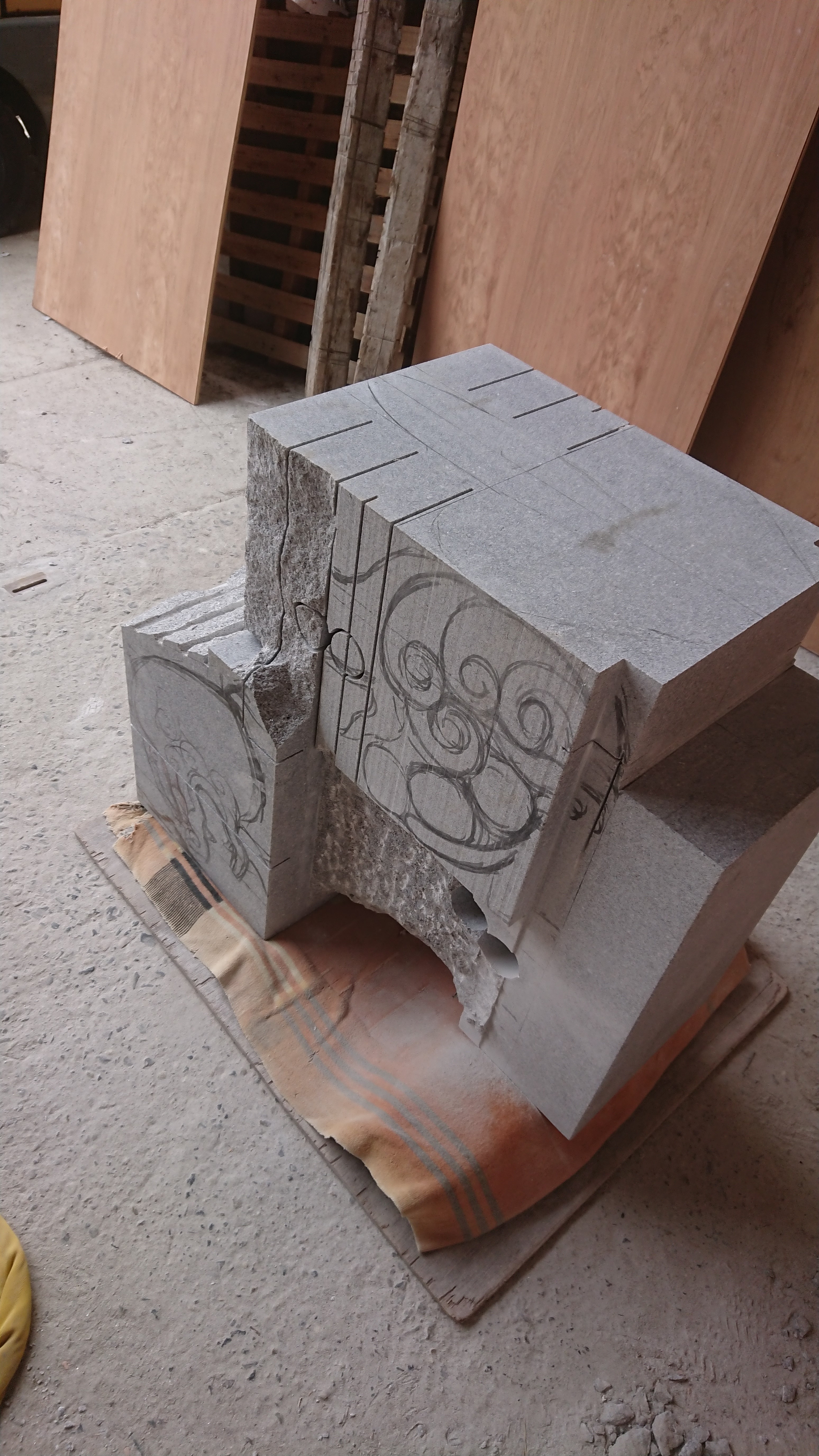 「岡崎型狛犬 彦根市久留美神社に奉納!! 8 しっぽの方からハイカラ、荒取り動画編 」