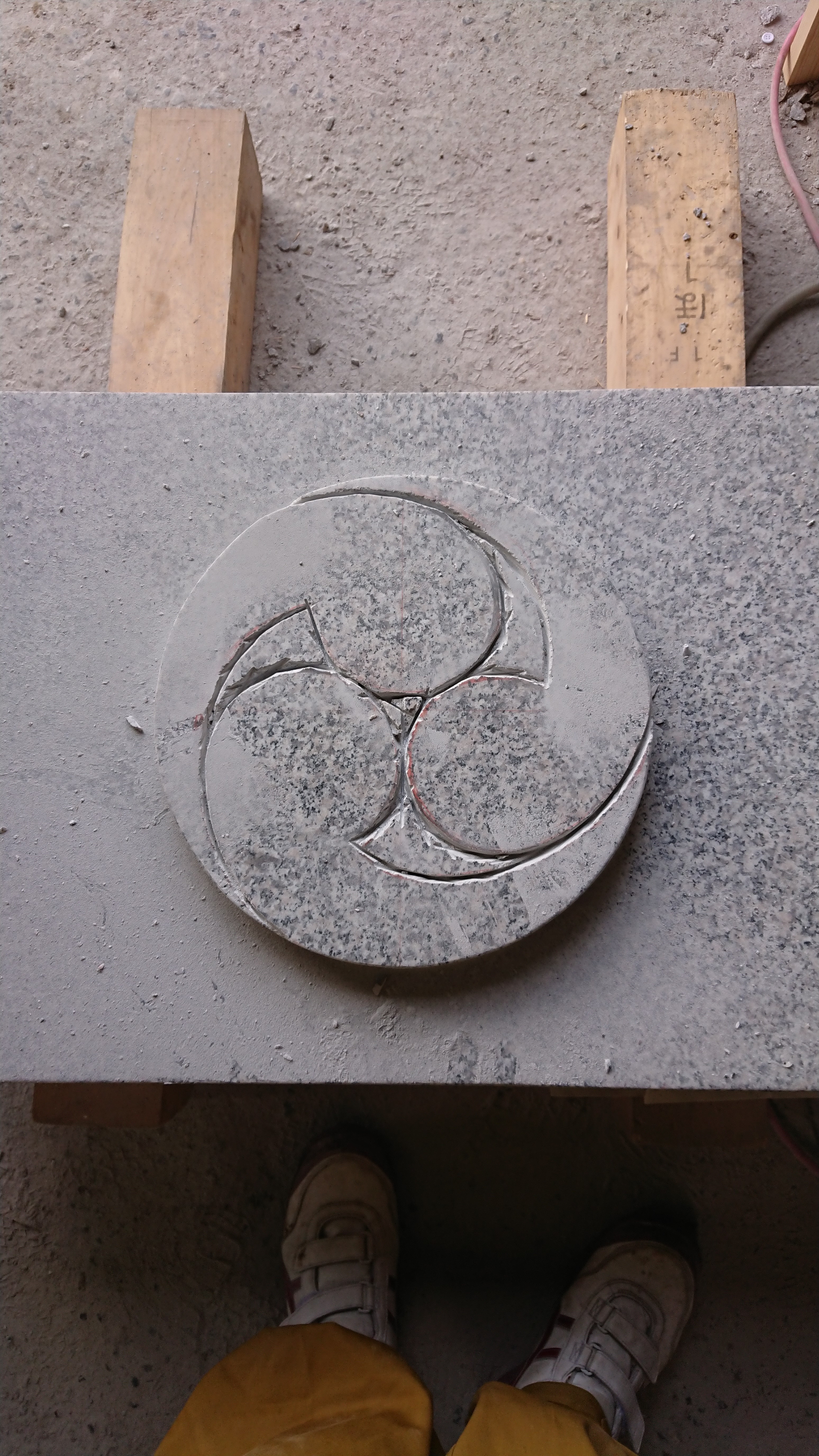 「岡崎型狛犬　彦根市久留美神社に奉納！！　　40　　台に御神紋編　」