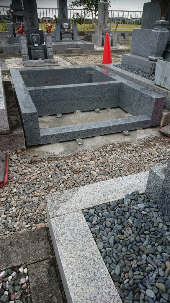 「秋のお彼岸前です！！ うちでもやるで洋墓シリーズ！！ バリアフリー型巻き石　 安土町 浄厳院東霊園！　巻き石据え付け編！ 」