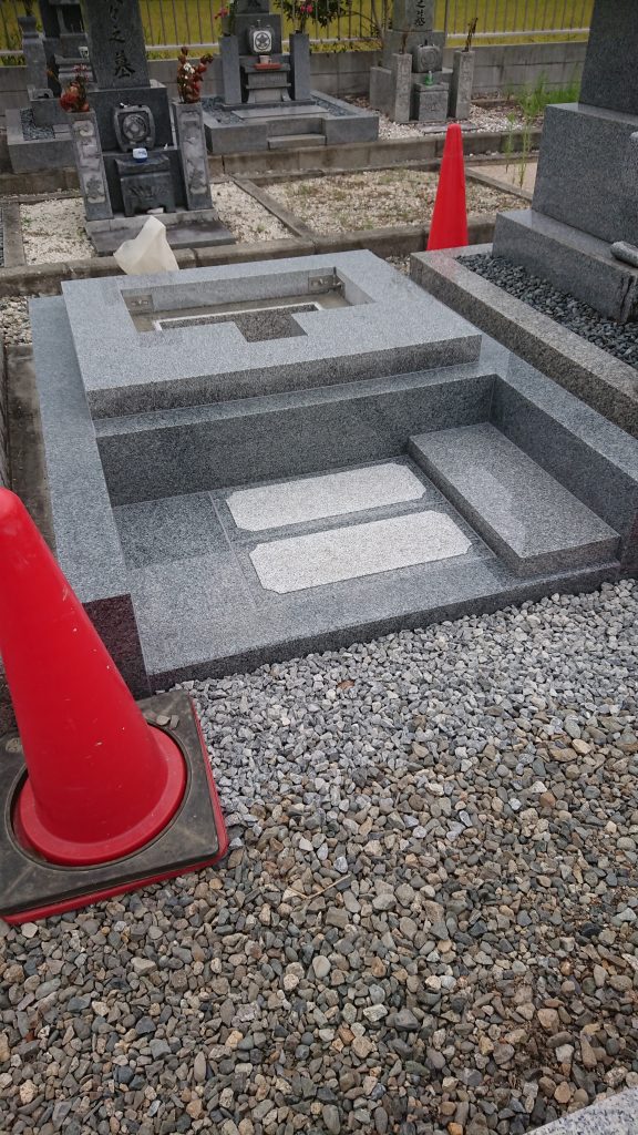「秋のお彼岸前です！！ うちでもやるで洋墓シリーズ！！ 花の彫刻・ バリアフリー型巻き石 　安土町 浄厳院東霊園！　据え付け完成編！ 」