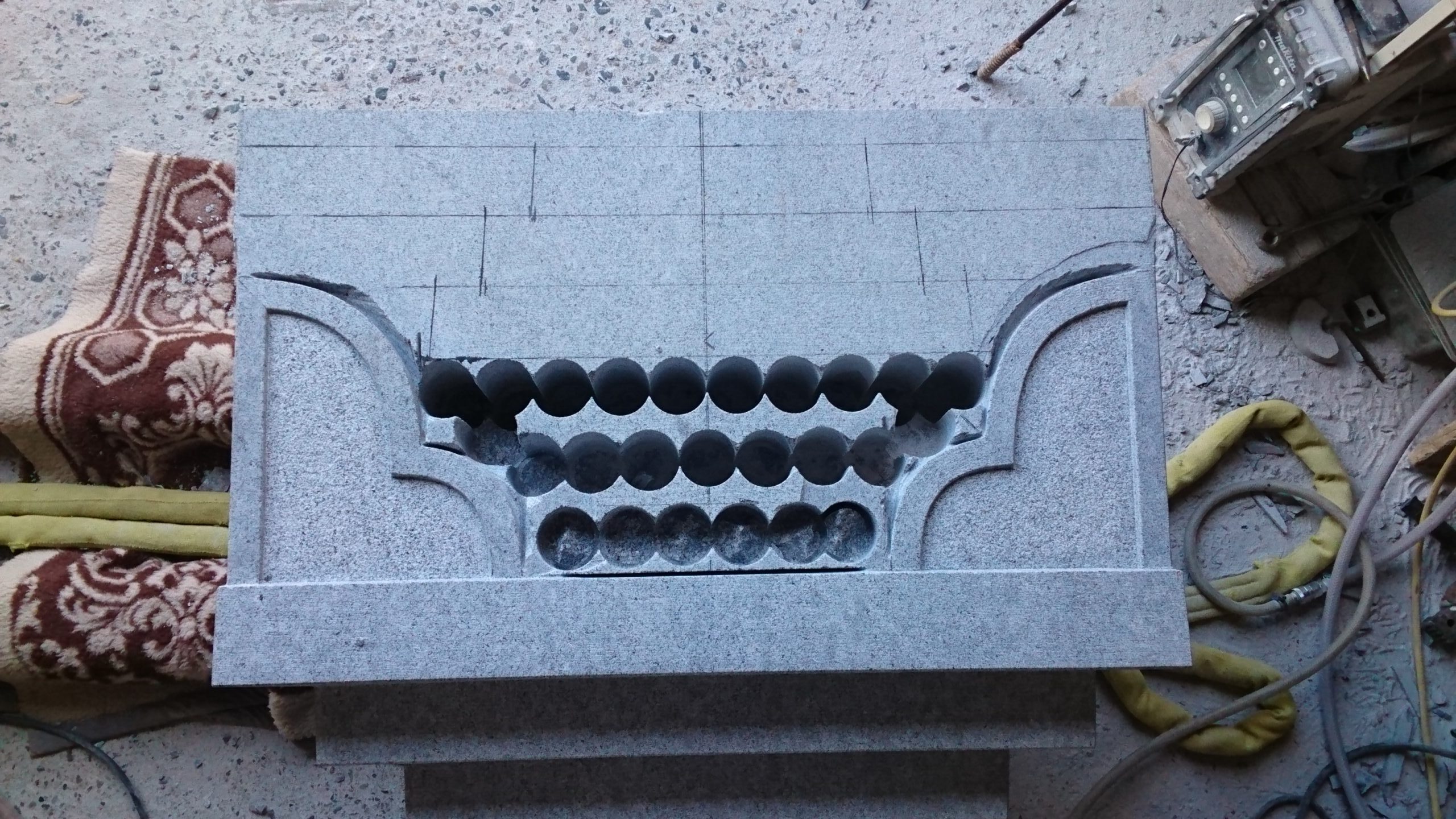 「宝篋印塔・笠石に隅飾り !! 滋賀県石材組合連合会40周年記念 16 」