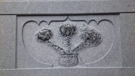 「宝篋印塔・基礎、格狭間の中に近江式文様加工　!!　　滋賀県石材組合連合会40周年記念　20　」