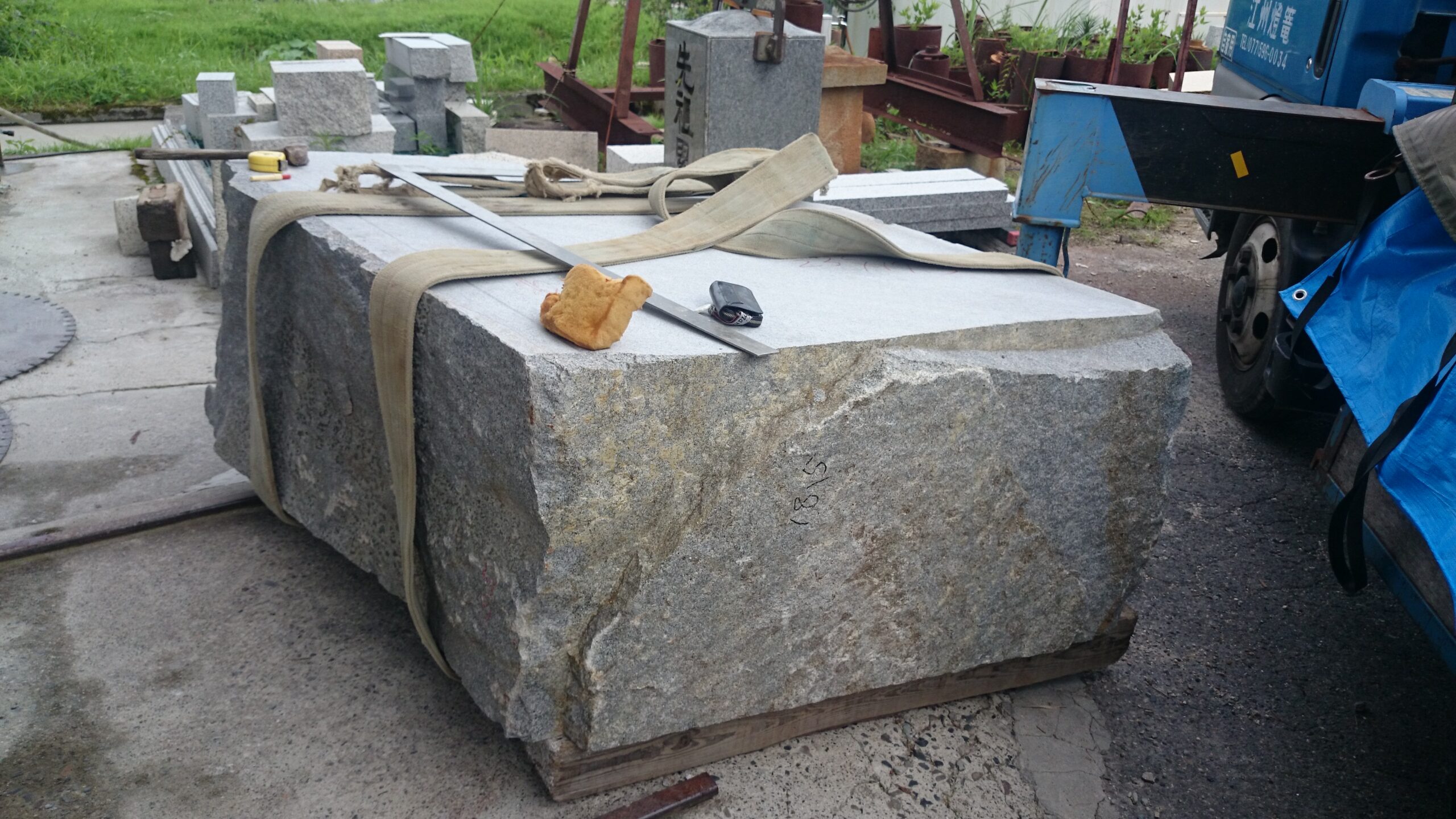 「宝篋印塔・完成～～　!!　　滋賀県石材組合連合会40周年記念　34　」