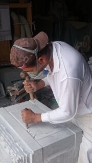 「宝篋印塔・基礎石の加工中！　滋賀県石材組合連合会40周年記念　11　」