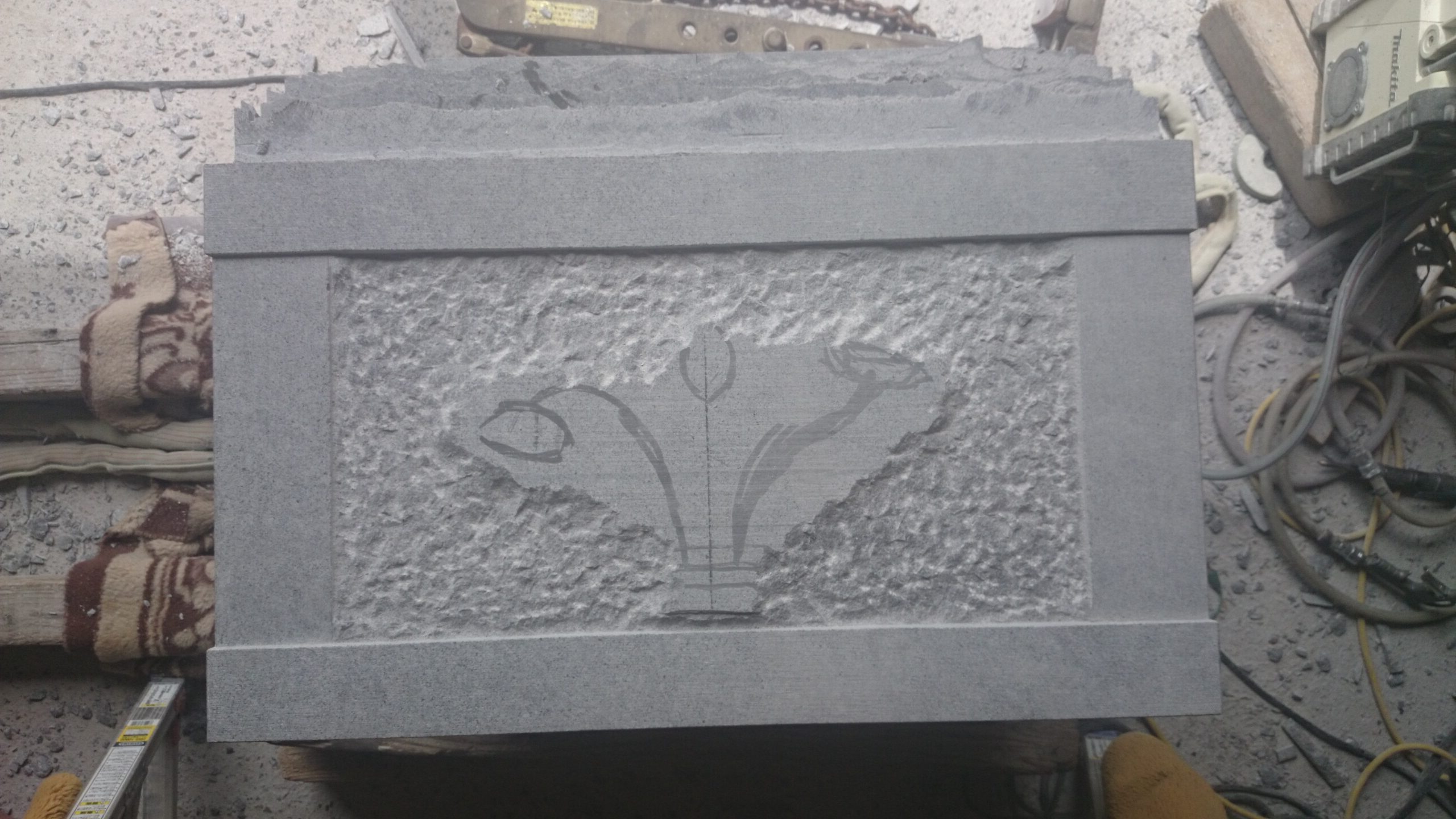 「宝篋印塔・基礎に格狭間 （こうざま ）加工　!!　　滋賀県石材組合連合会40周年記念　18　」