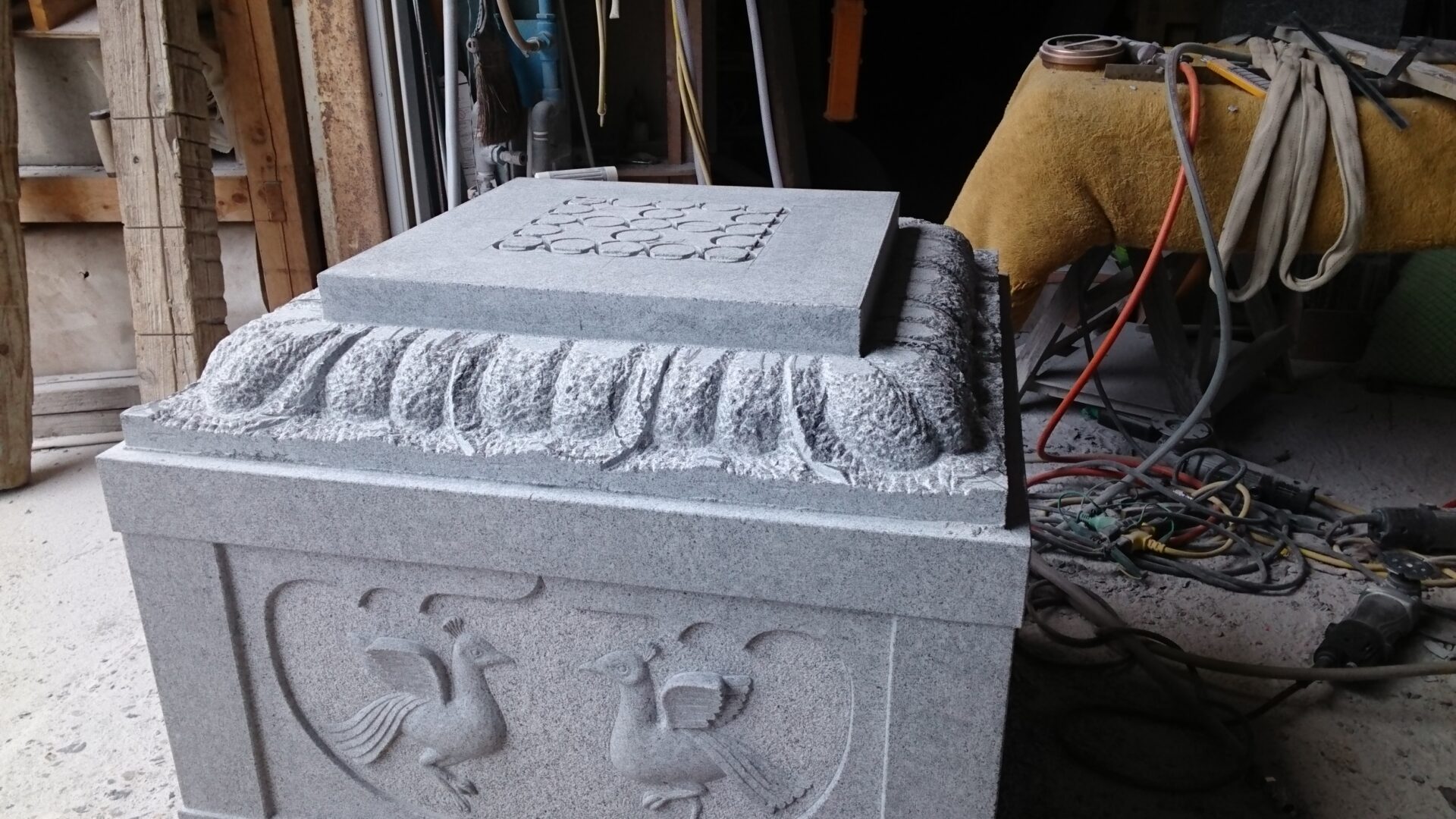 「宝篋印塔・基礎に返花加工　!!　　滋賀県石材組合連合会40周年記念　23　」