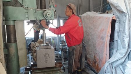 「宝篋印塔・基礎と塔身に写経を入れる穴開けています　!!　　滋賀県石材組合連合会40周年記念　28　」