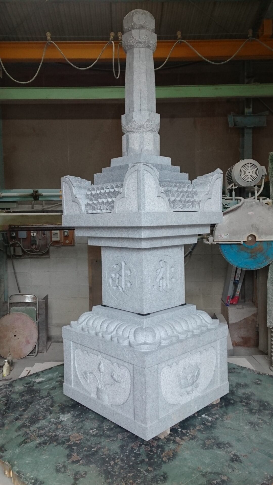 「宝篋印塔・またまたまたまたのせちゃいました　!!　　滋賀県石材組合連合会40周年記念　29　」