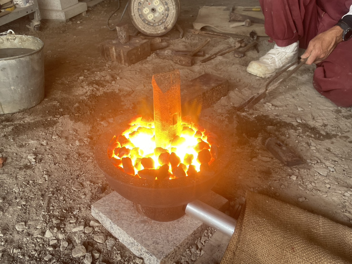 「滋賀県石材組合連合会50周年記念の記念事業部会のふいごでノミ焼き！」