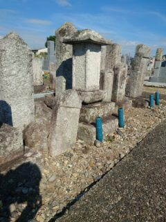 「墓石の据え直し工事でこんなん出てきました！」