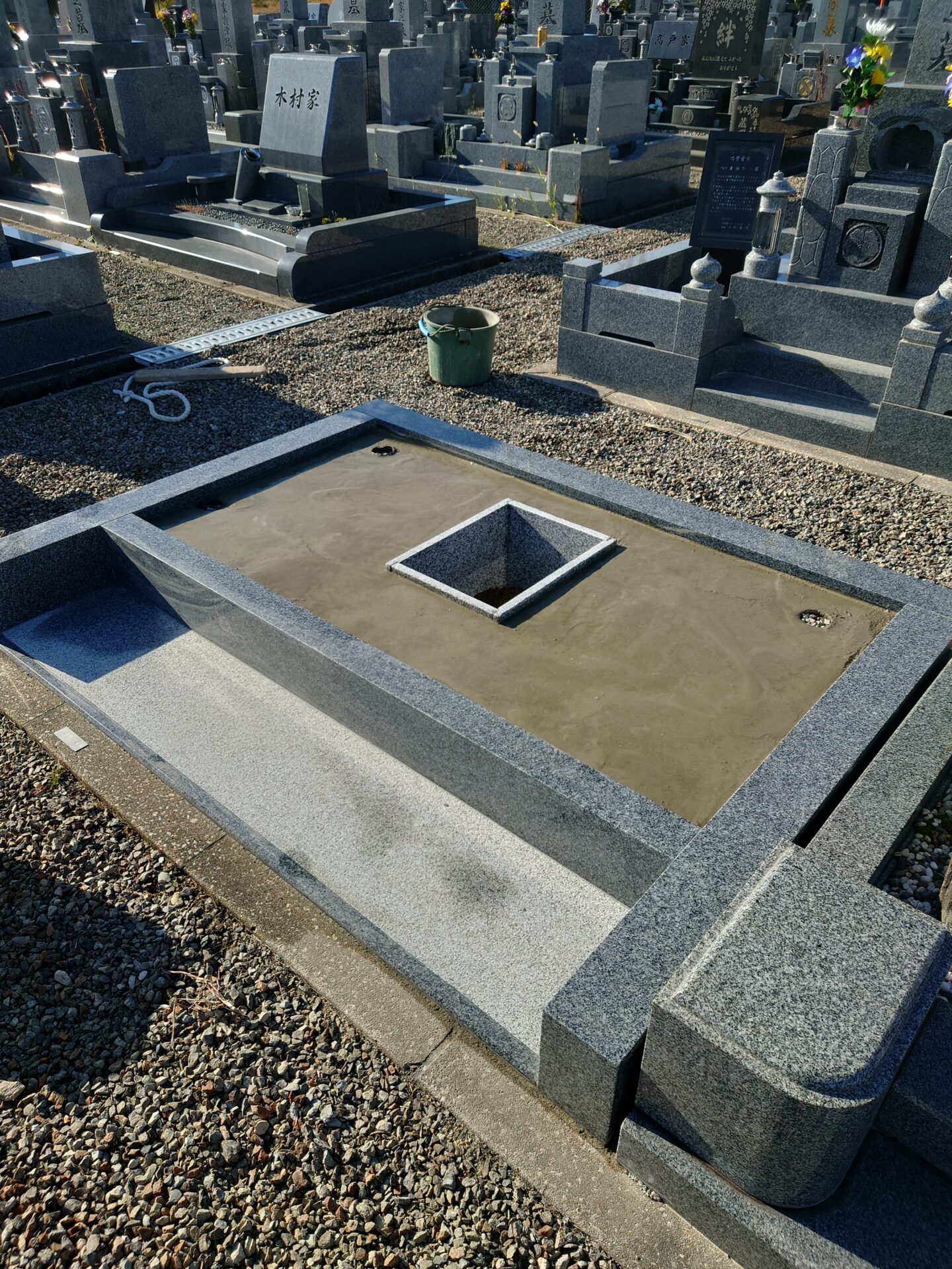 「宝塚市 長尾山霊園に囲いの石を据え付けに行って来ました！」