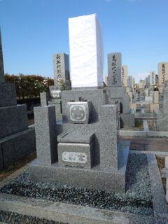 「墓石の建設者名に赤ペンキ？！」