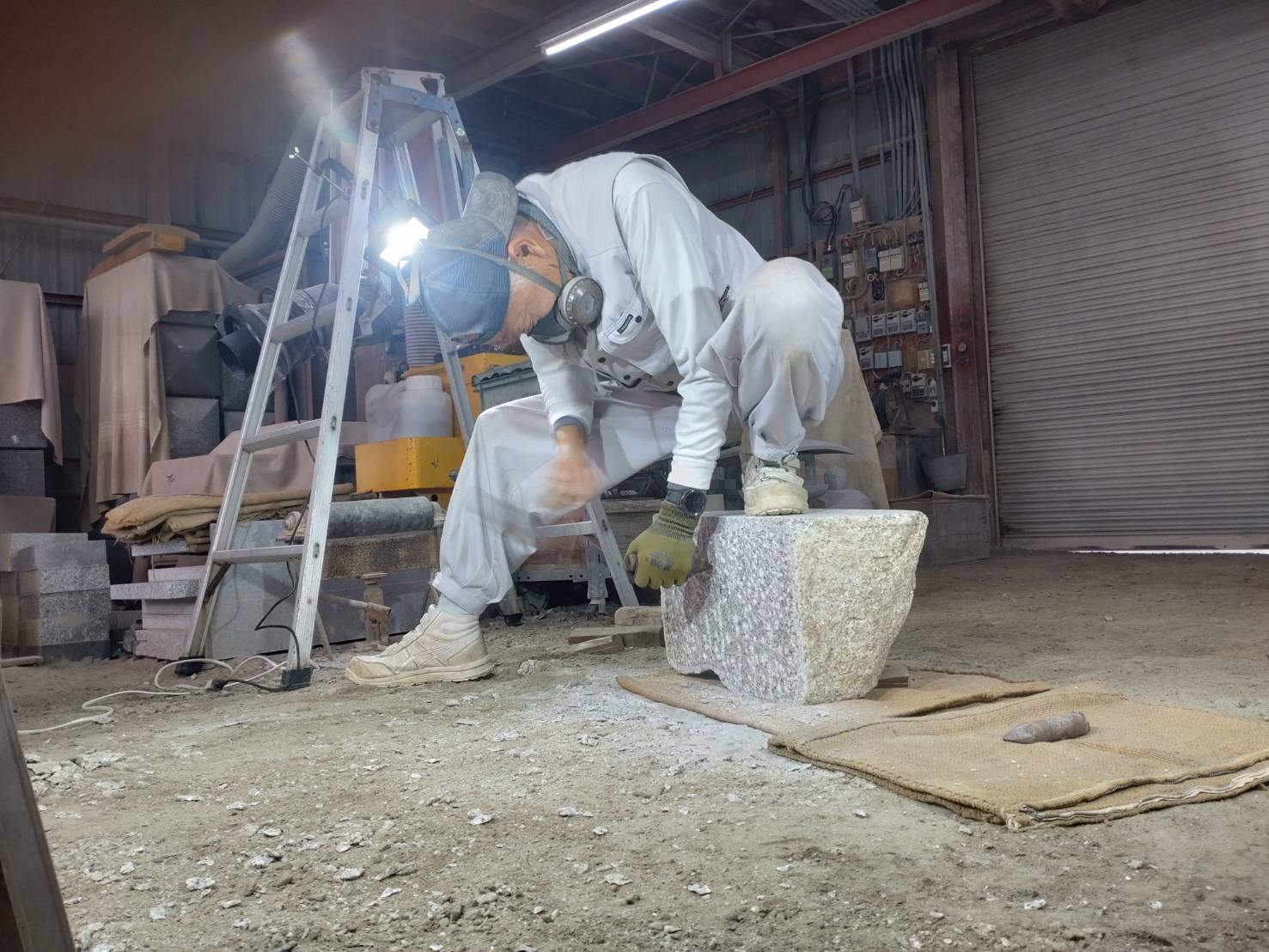 「石の加工動画撮影!」